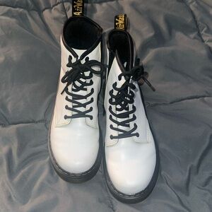 White Doc Martins Size 4 in kids or women’s 5 1/2